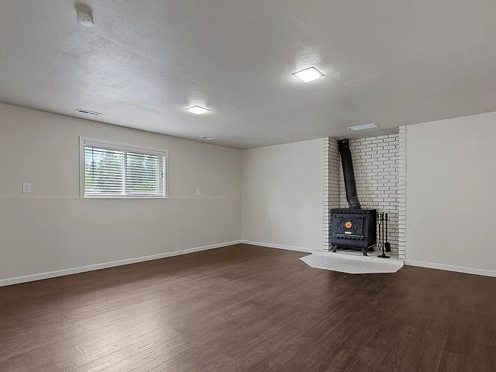 Room-with-antique-fireplace Room-with-antique-fireplace